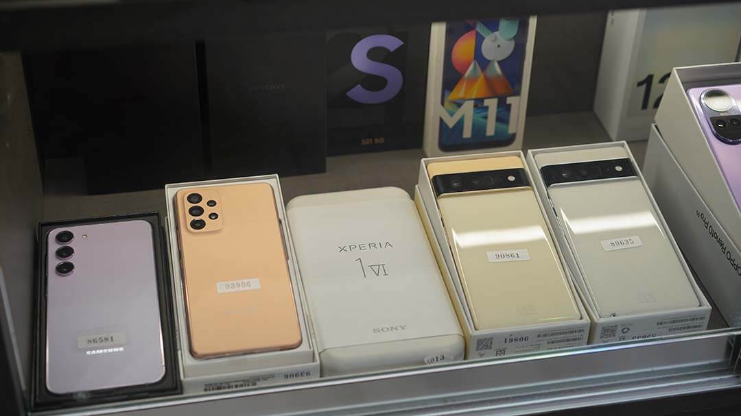 青蘋果3C 台中門市展示三星二手手機櫥窗實拍圖